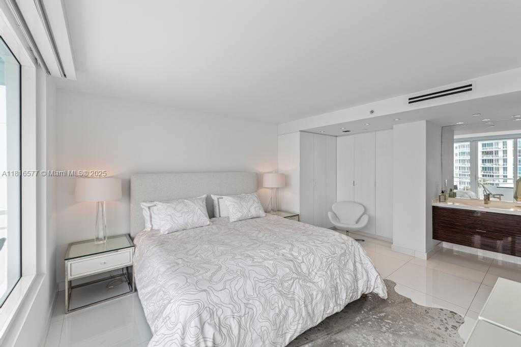 Small Image of 400 SOUTH POINTE DR #1006, Miami Beach Number 23
