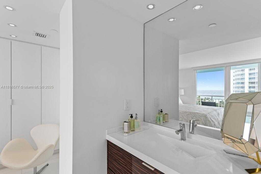 Small Image of 400 SOUTH POINTE DR #1006, Miami Beach Number 24