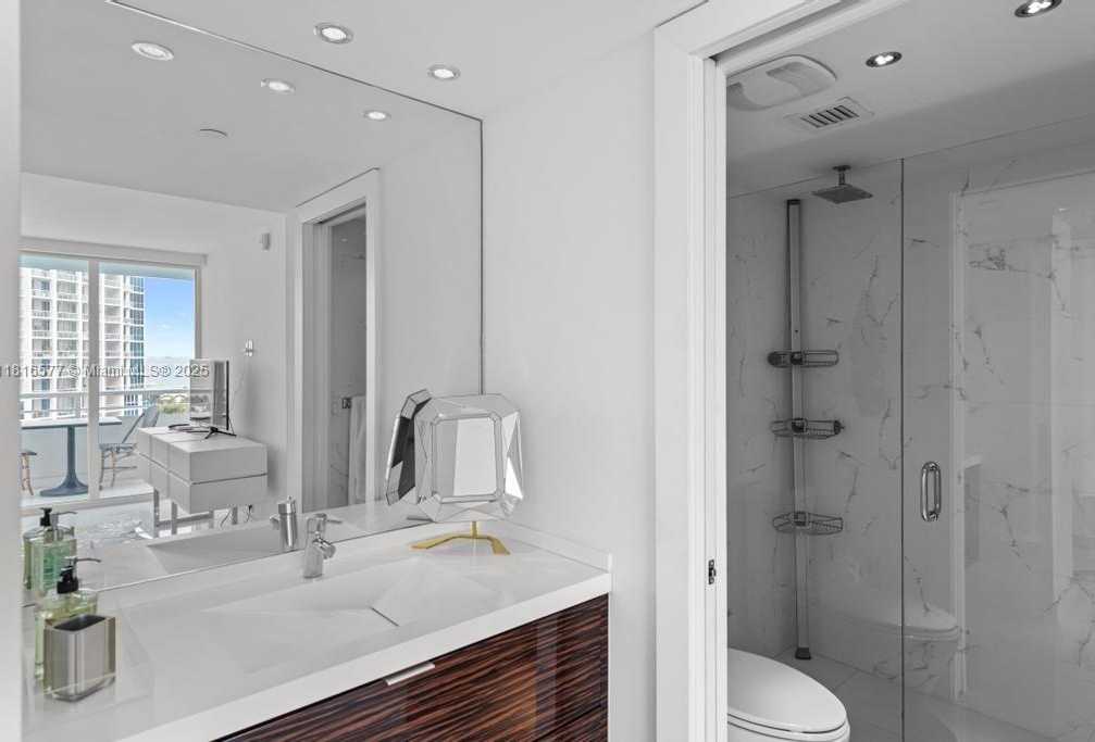 Small Image of 400 SOUTH POINTE DR #1006, Miami Beach Number 25