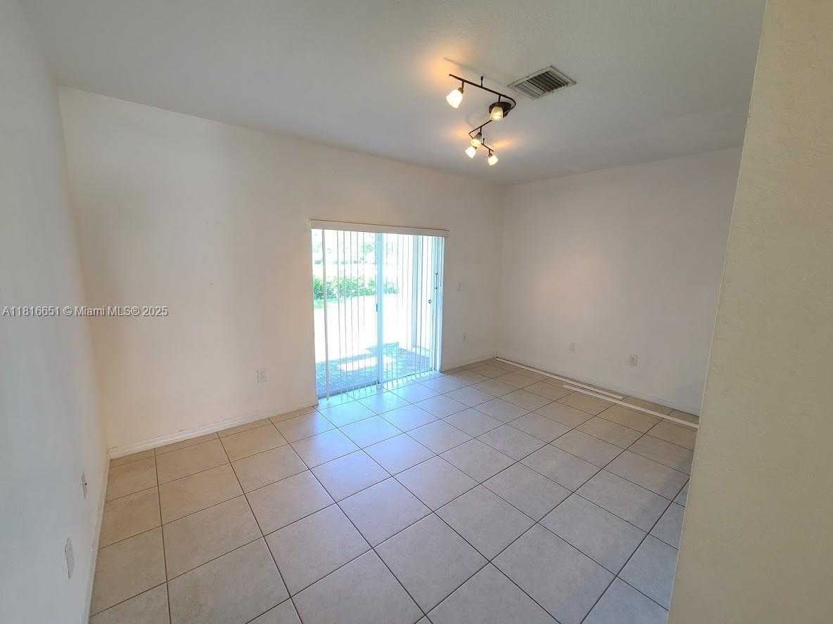 Small Image of 5713 NORTH WEST 114TH CT #112, Doral Number 3