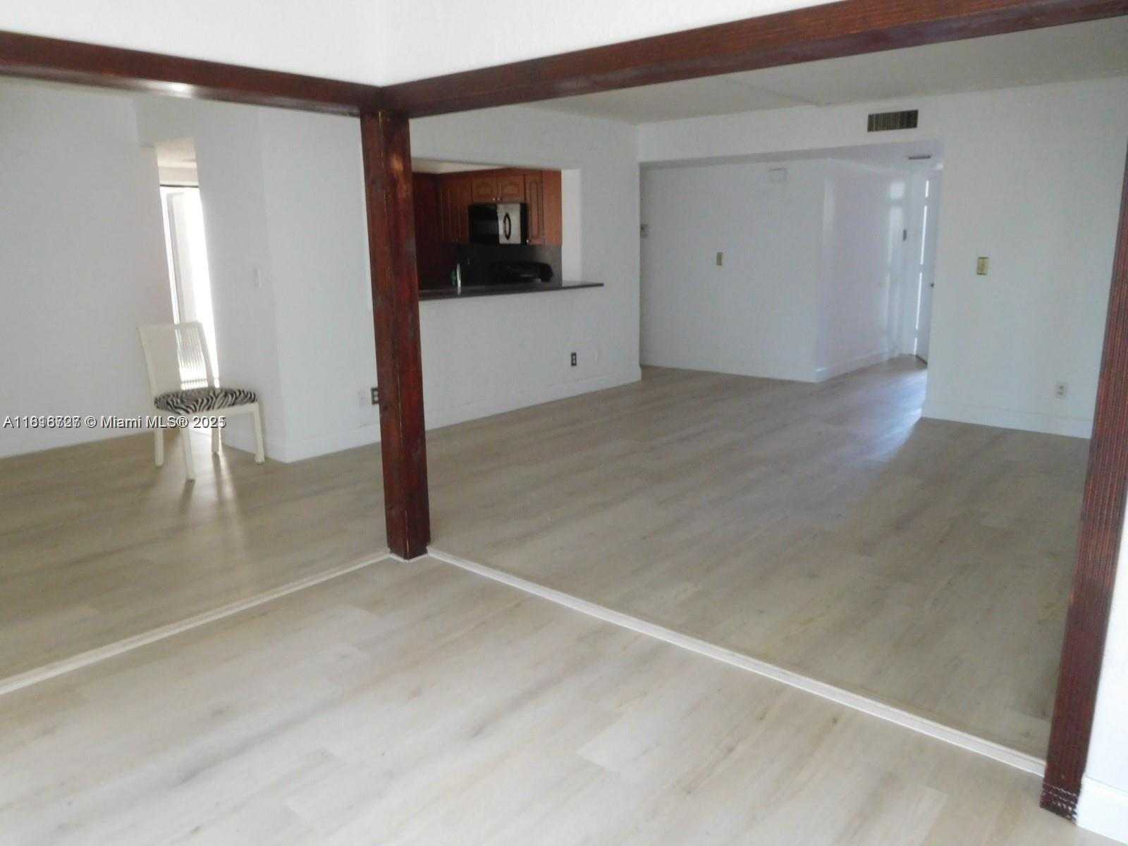 Small Image of 323 IVES DAIRY RD #323-06, Miami Number 10