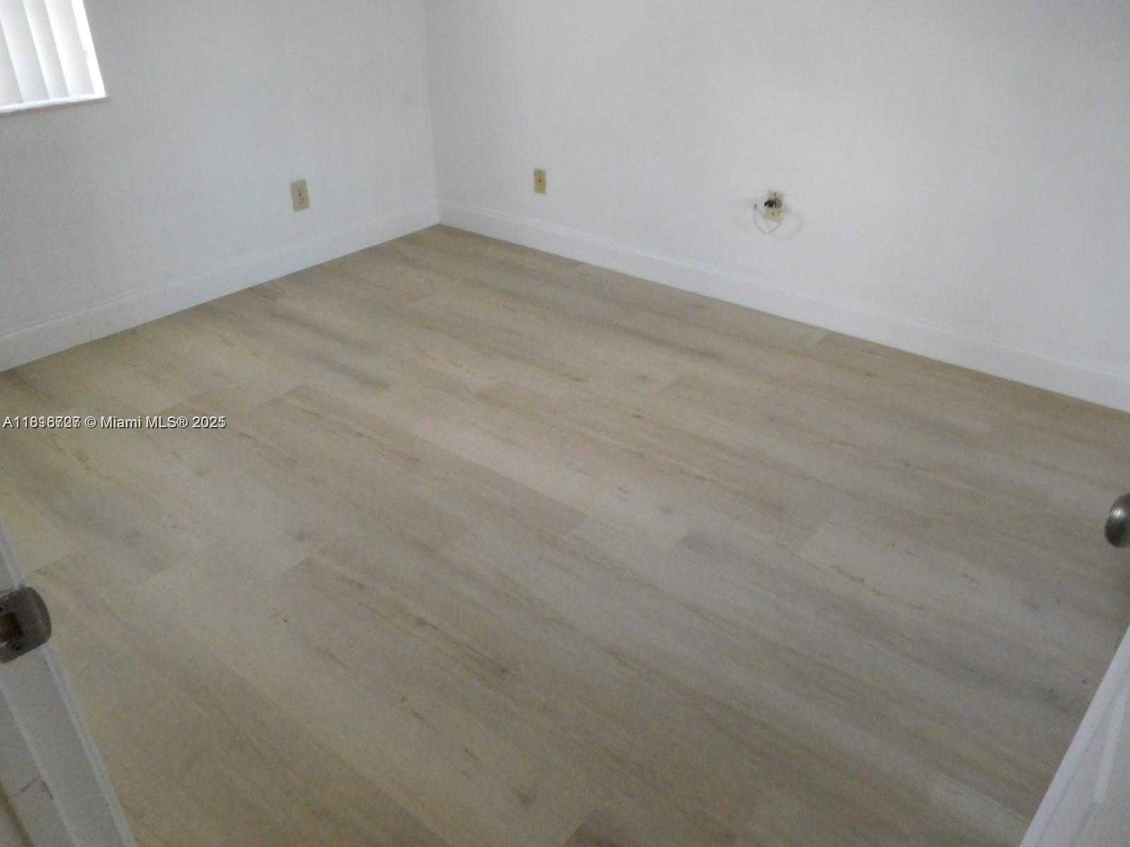 Small Image of 323 IVES DAIRY RD #323-06, Miami Number 12