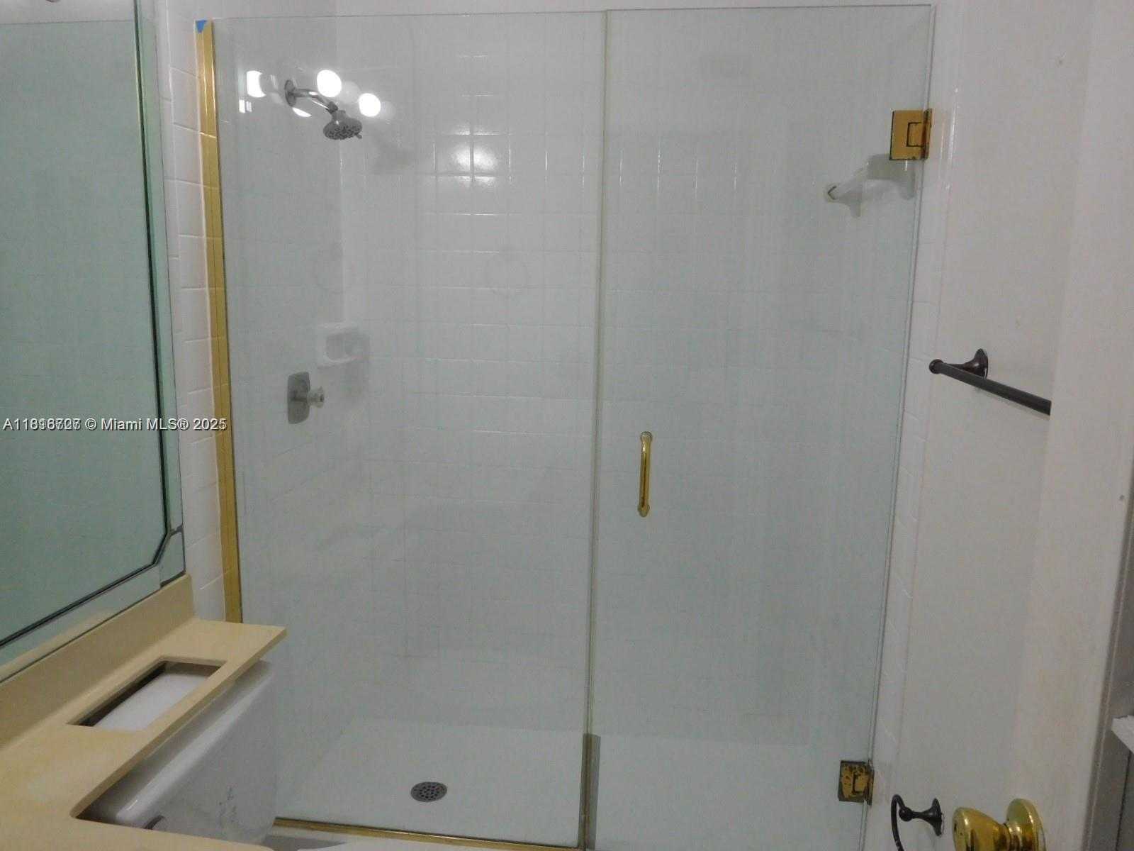 Small Image of 323 IVES DAIRY RD #323-06, Miami Number 14