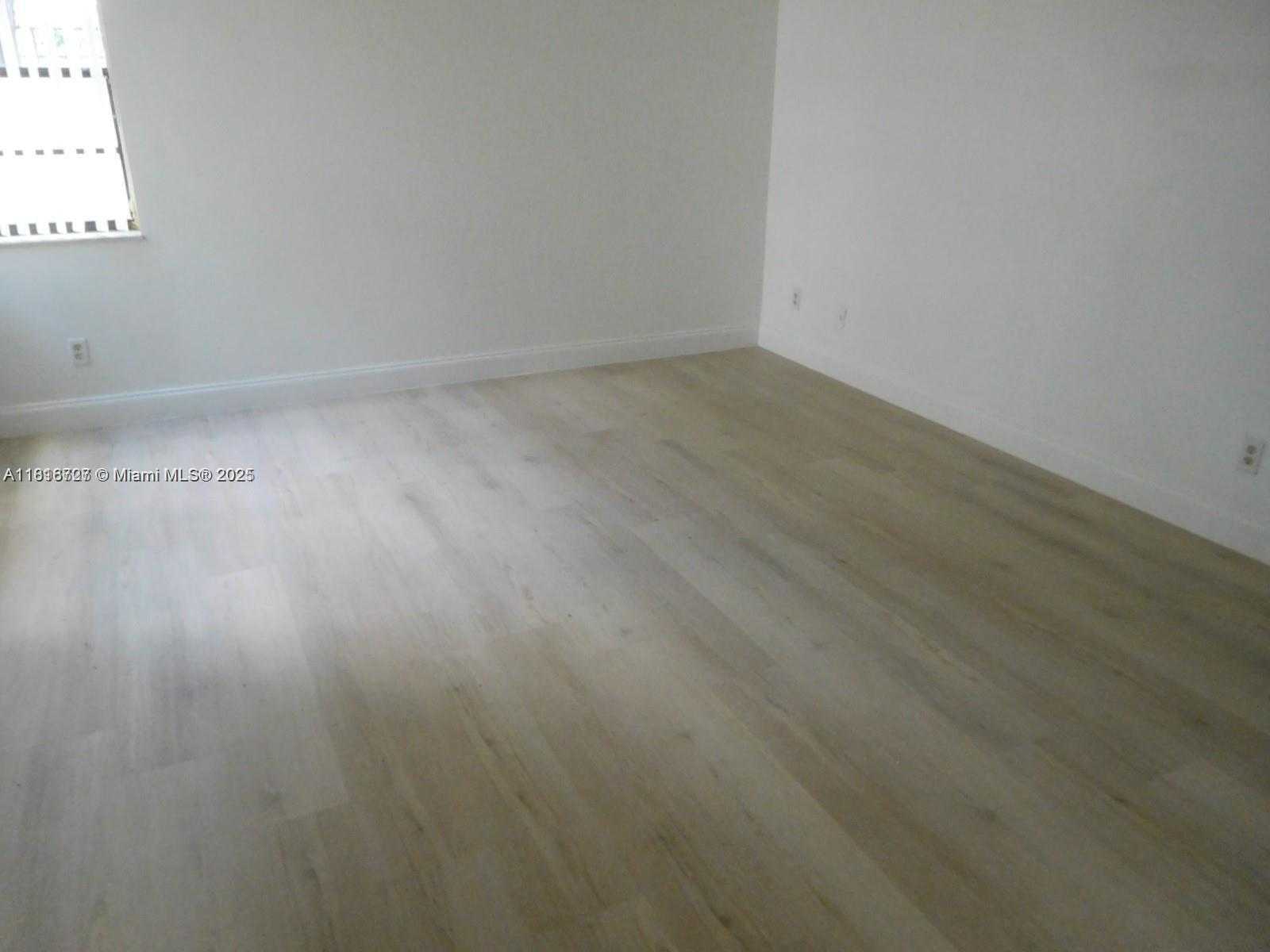 Small Image of 323 IVES DAIRY RD #323-06, Miami Number 15