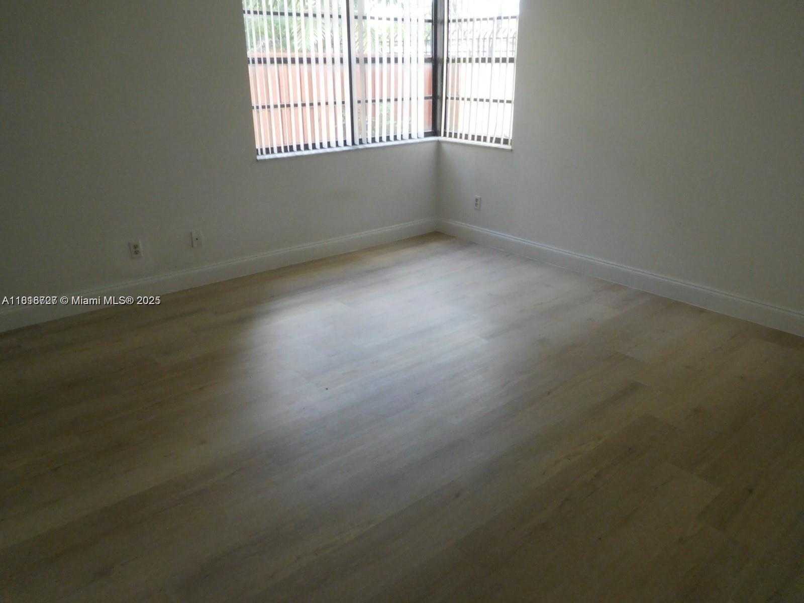 Small Image of 323 IVES DAIRY RD #323-06, Miami Number 16