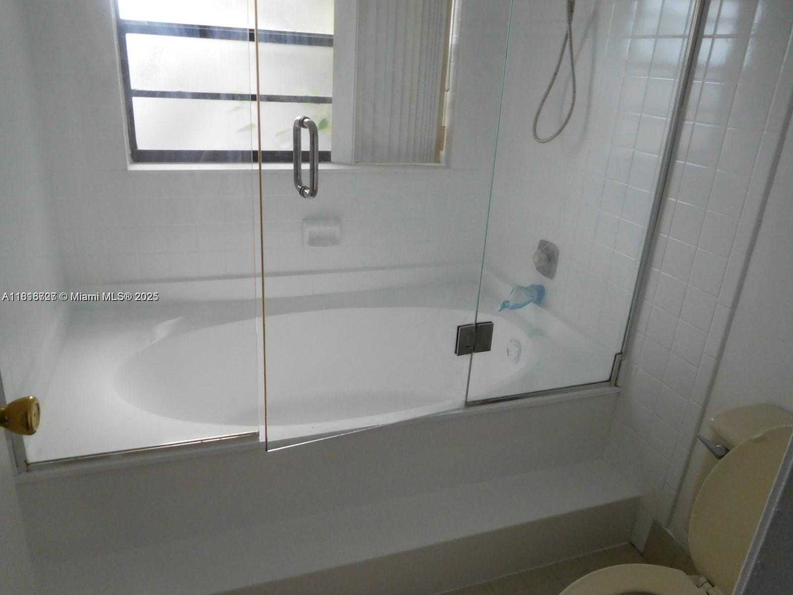 Small Image of 323 IVES DAIRY RD #323-06, Miami Number 17