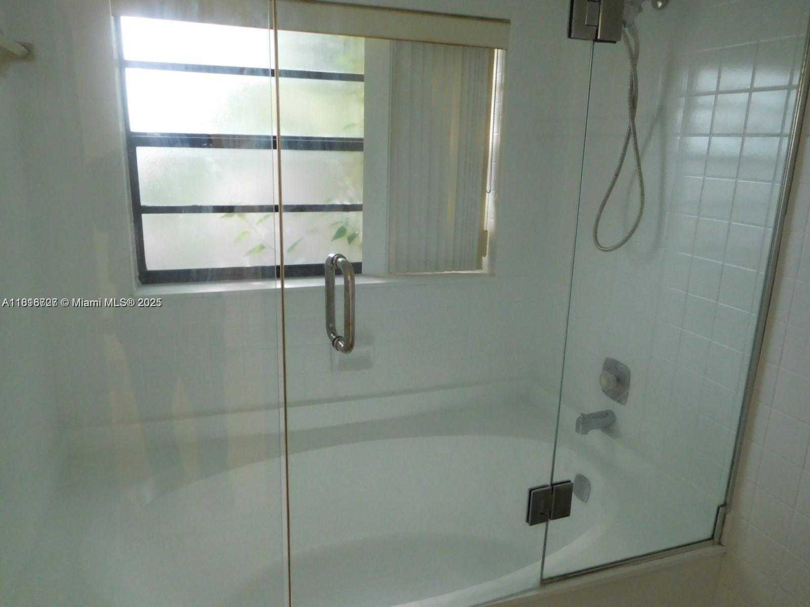Small Image of 323 IVES DAIRY RD #323-06, Miami Number 18