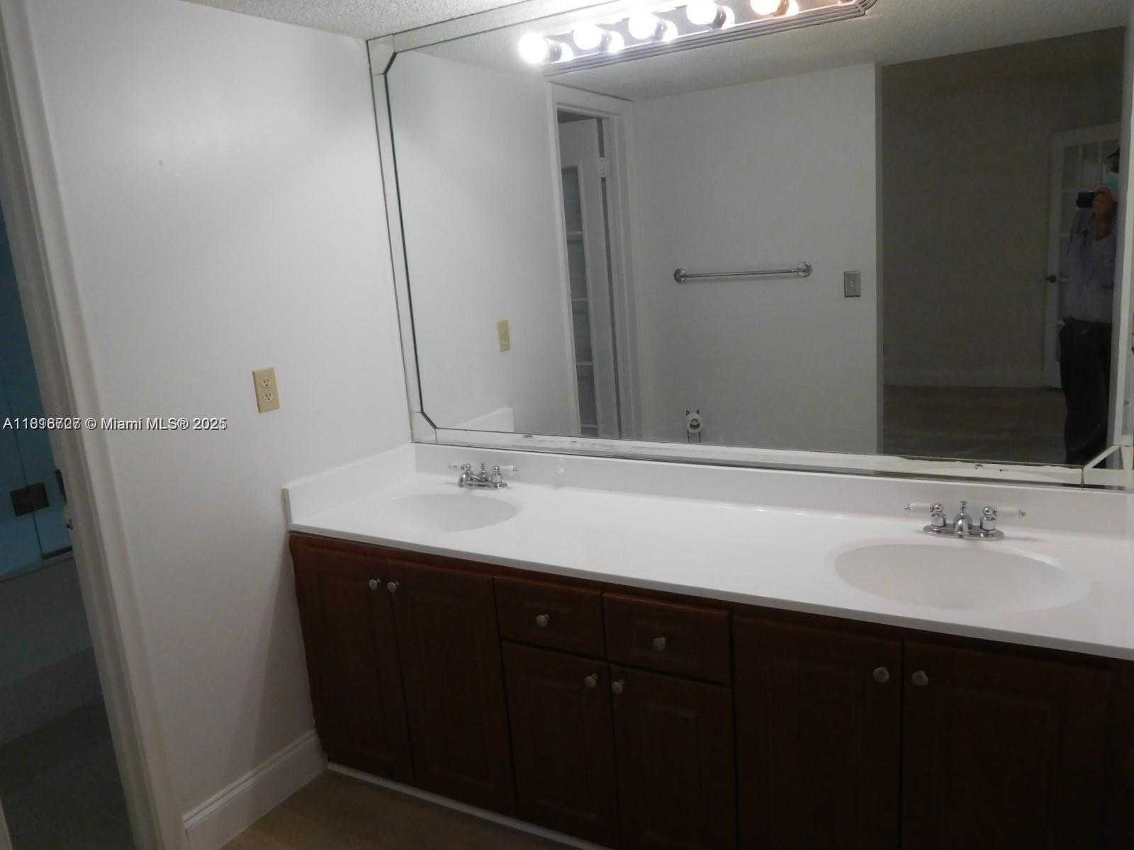 Small Image of 323 IVES DAIRY RD #323-06, Miami Number 19