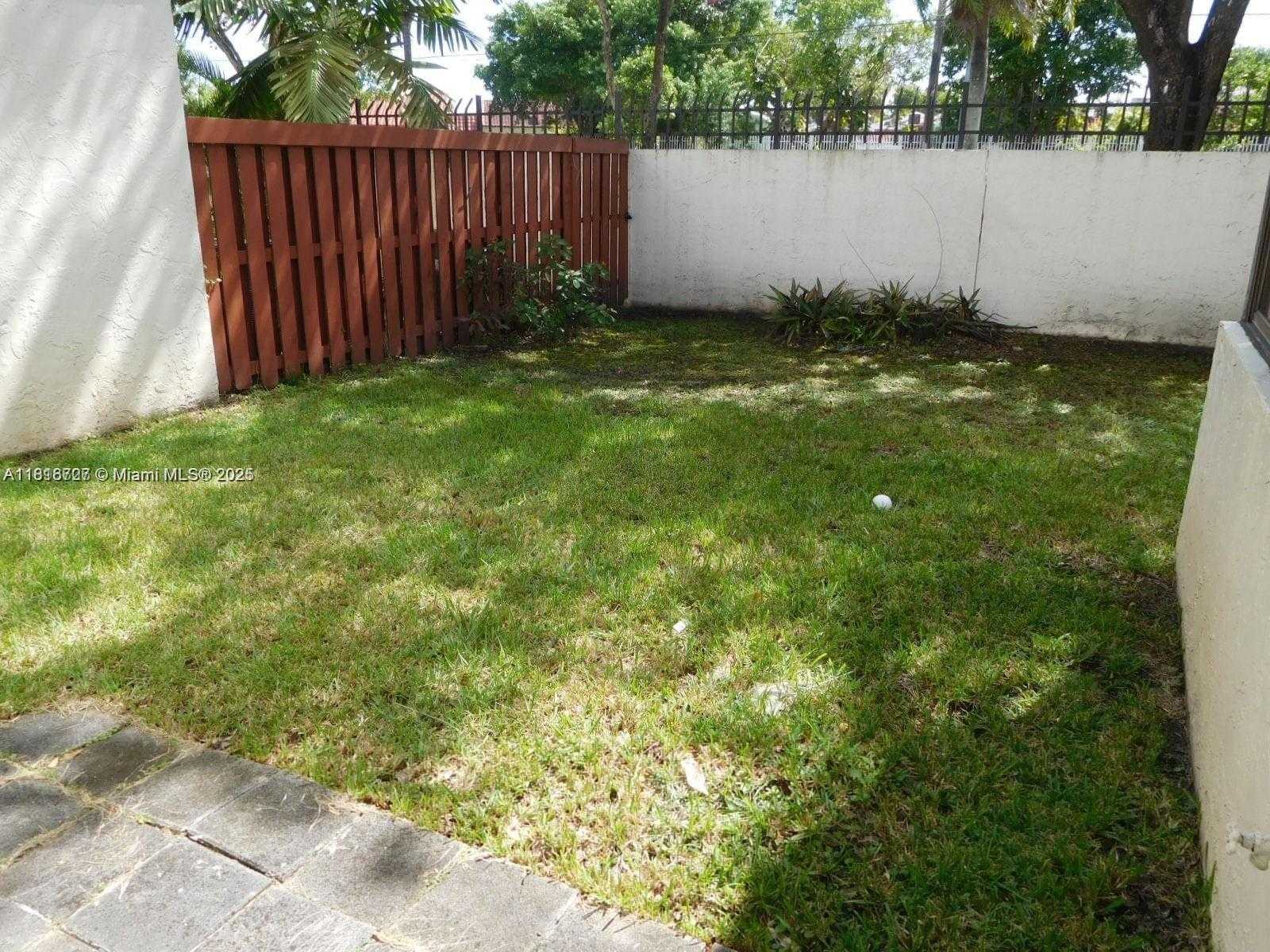 Small Image of 323 IVES DAIRY RD #323-06, Miami Number 22