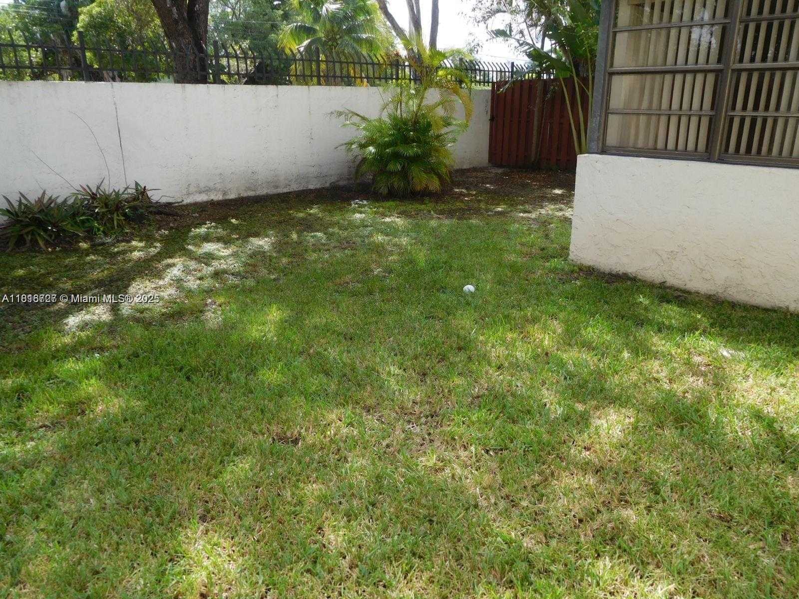 Small Image of 323 IVES DAIRY RD #323-06, Miami Number 23
