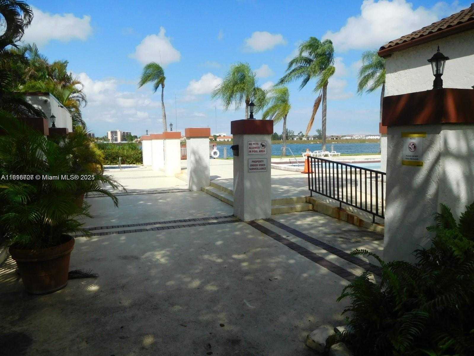 Small Image of 323 IVES DAIRY RD #323-06, Miami Number 29