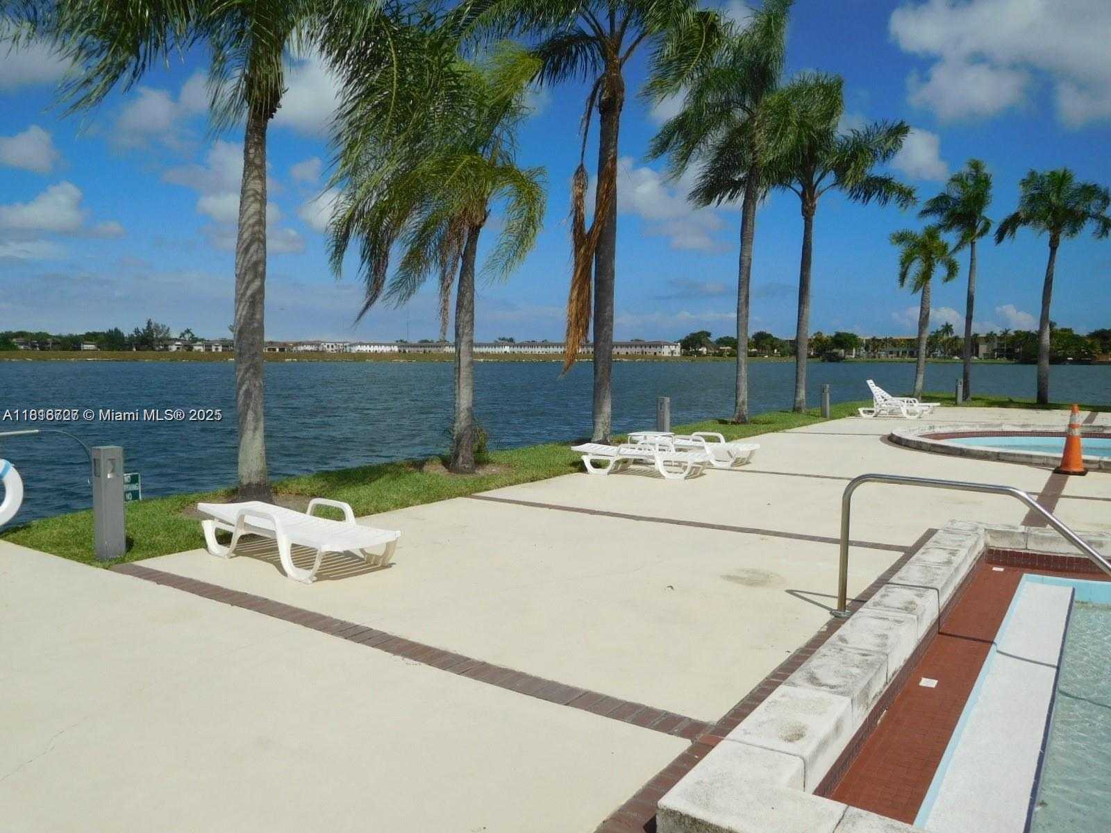 Small Image of 323 IVES DAIRY RD #323-06, Miami Number 30