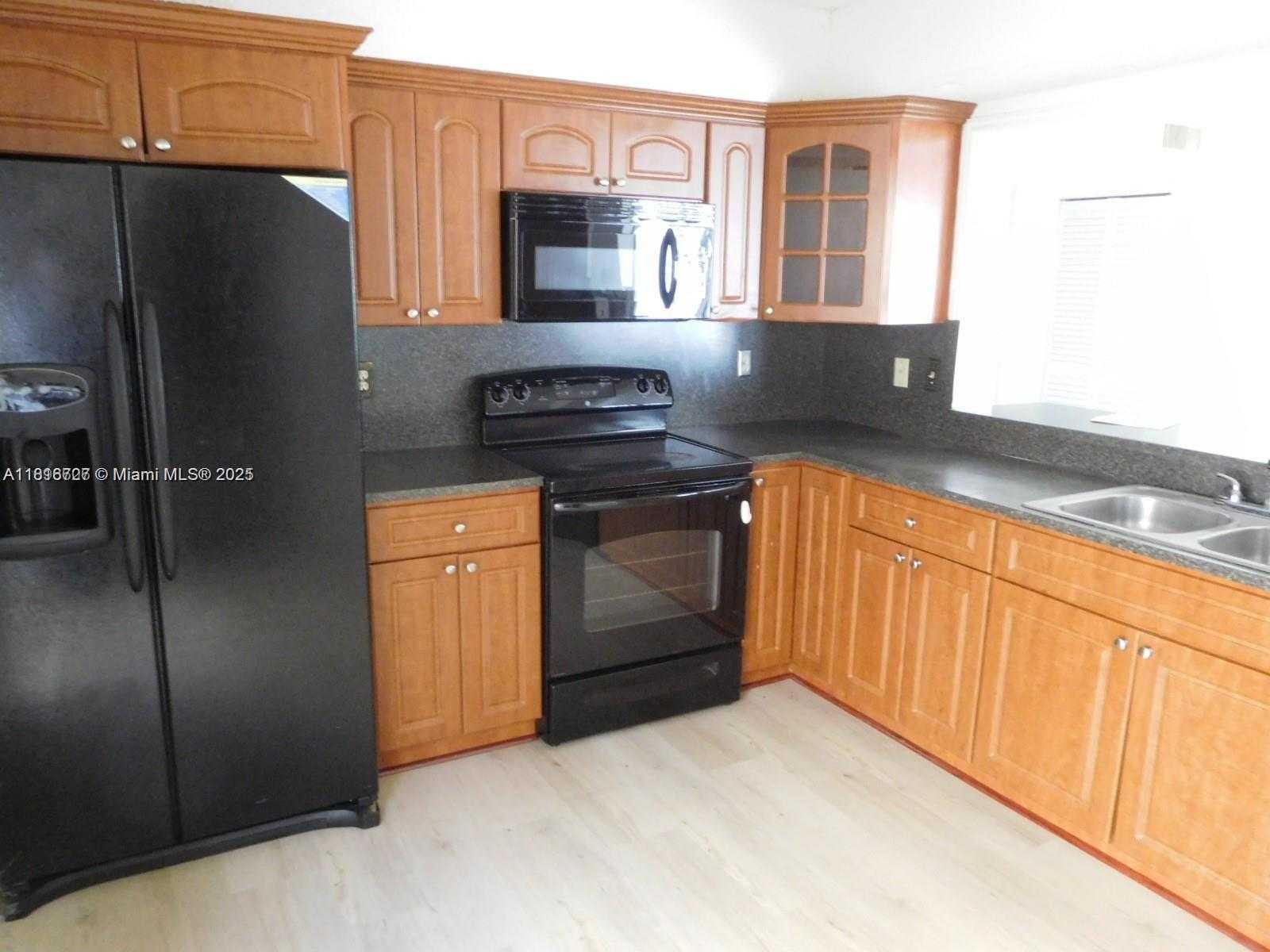 Small Image of 323 IVES DAIRY RD #323-06, Miami Number 5