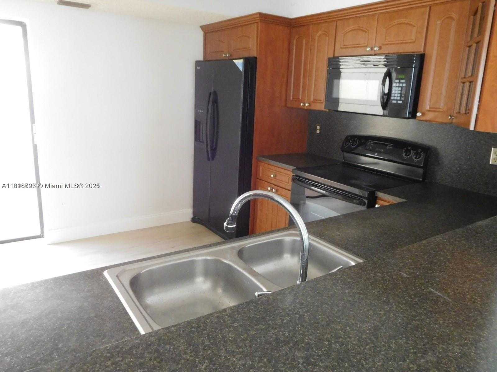 Small Image of 323 IVES DAIRY RD #323-06, Miami Number 6