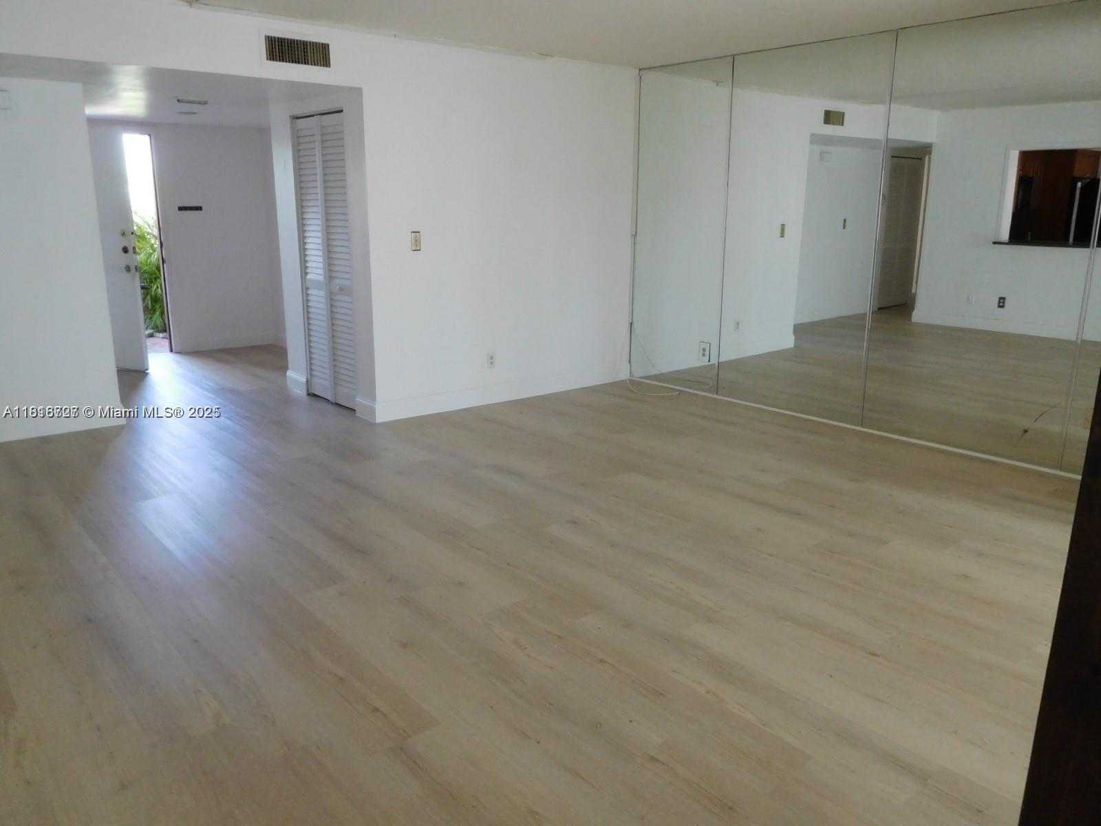 Small Image of 323 IVES DAIRY RD #323-06, Miami Number 8