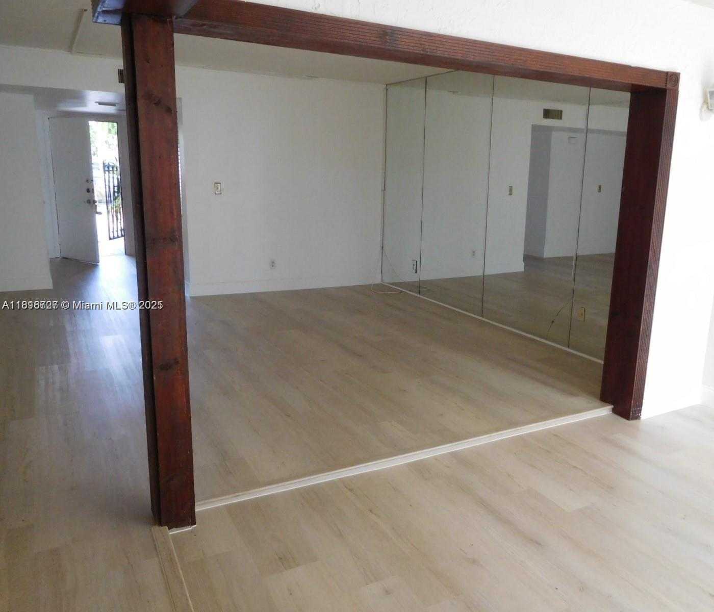 Small Image of 323 IVES DAIRY RD #323-06, Miami Number 9