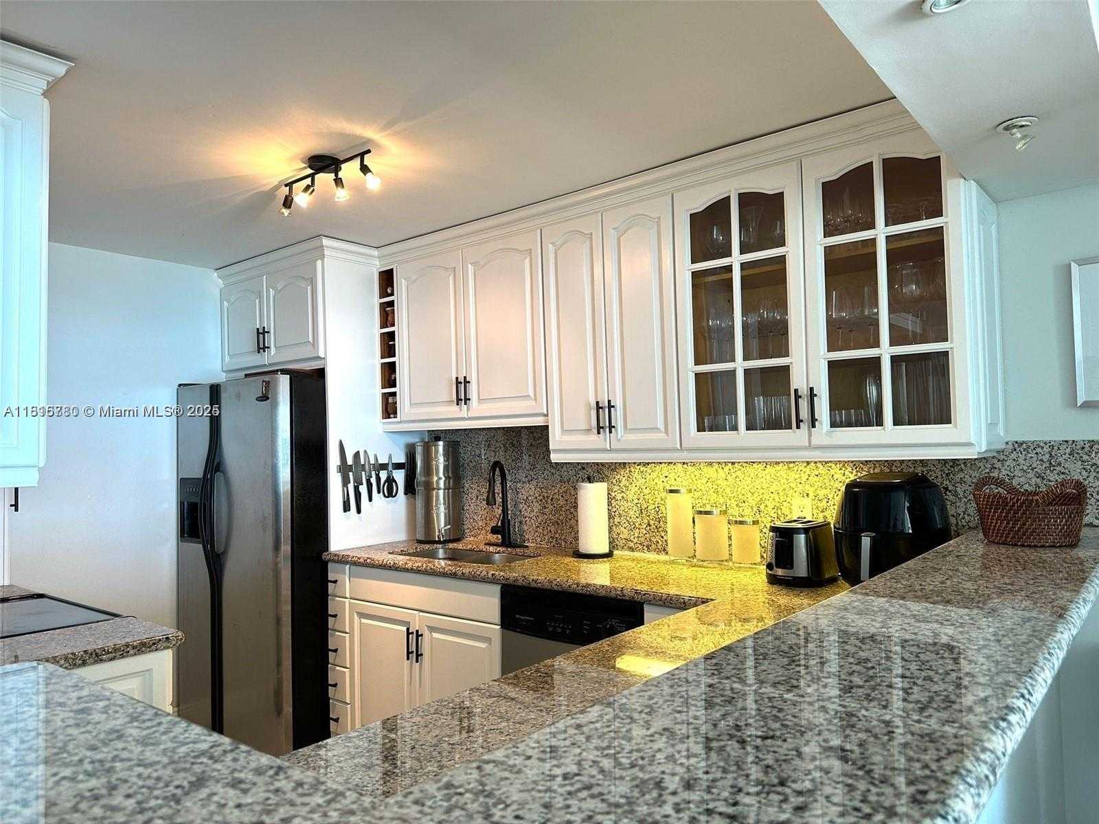 Small Image of 5401 COLLINS AVE #1226, Miami Beach Number 4