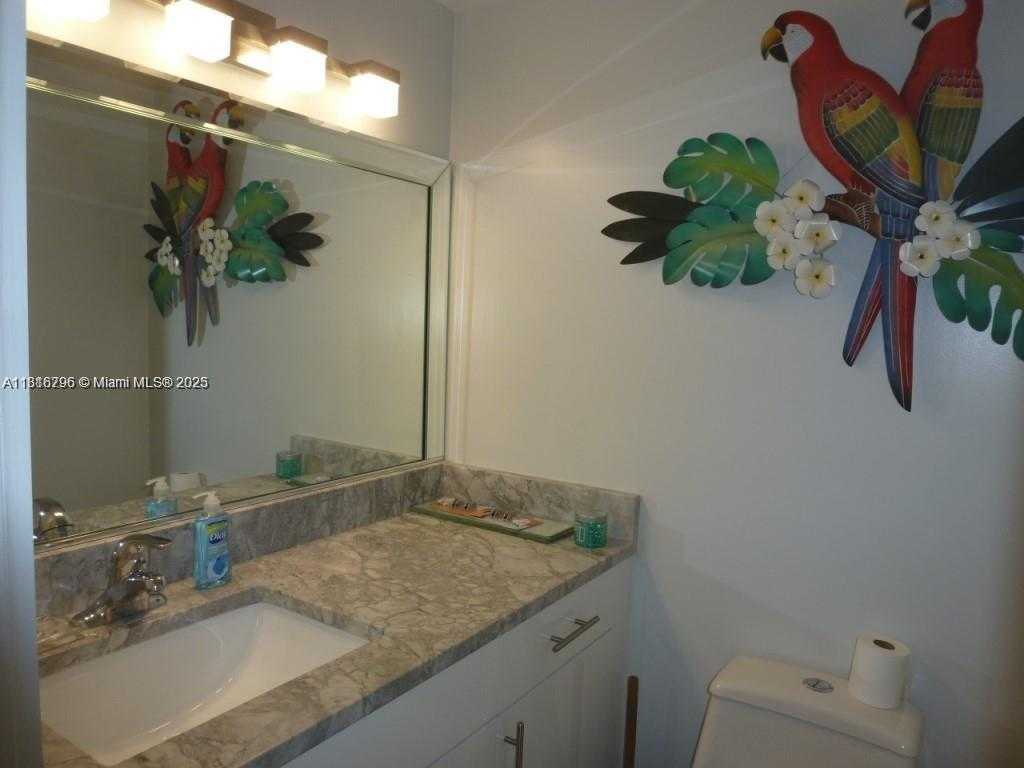 Small Image of 300 BAYVIEW DR #302, Sunny Isles Beach Number 10