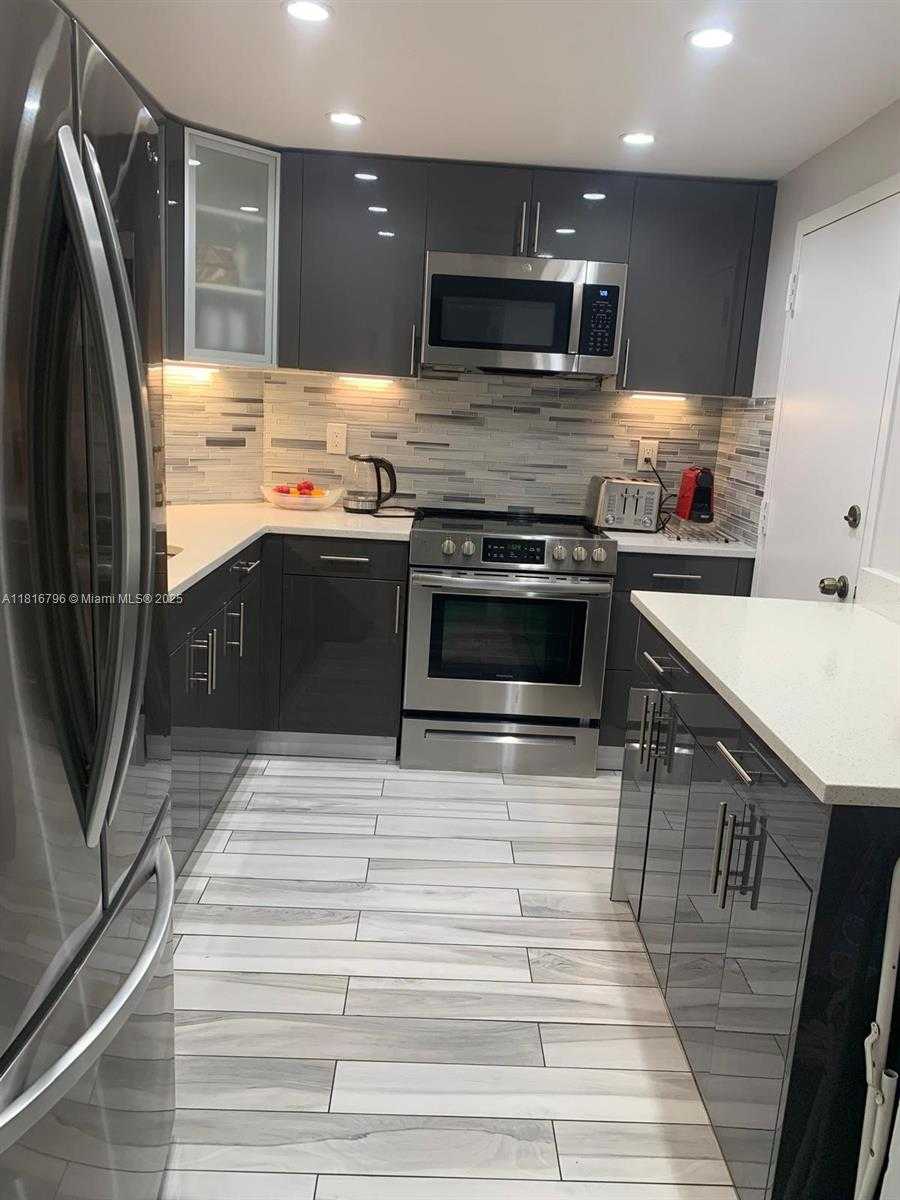 Small Image of 300 BAYVIEW DR #302, Sunny Isles Beach Number 25