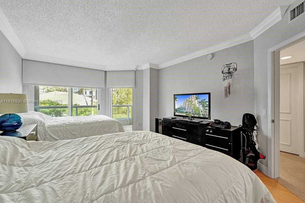 Small Image of 21055 YACHT CLUB DR #502, Aventura Number 17
