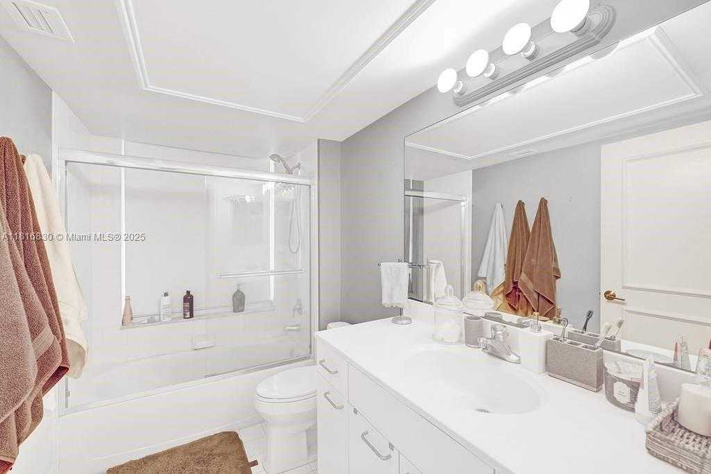 Small Image of 21055 YACHT CLUB DR #502, Aventura Number 18