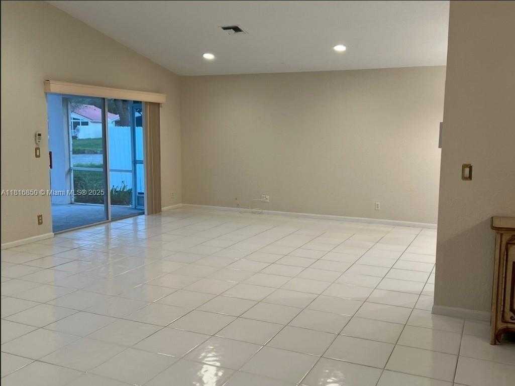 Small Image of 10566 SUNSET ISLES CT, Boynton Beach Number 4