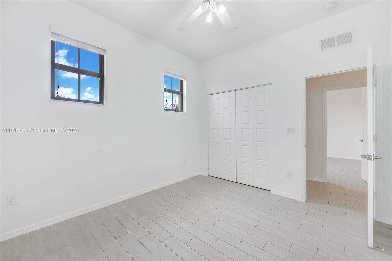 Small Image of 704 NORTH EAST 193RD ST, Miami Number 11