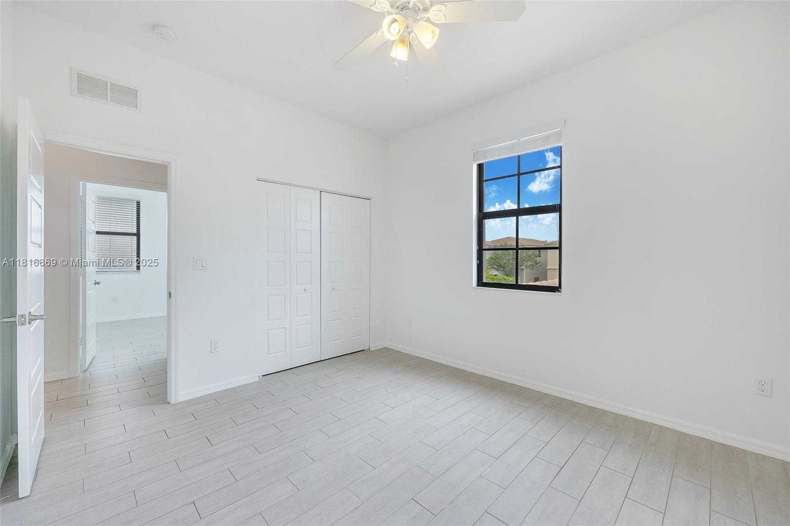 Small Image of 704 NORTH EAST 193RD ST, Miami Number 12