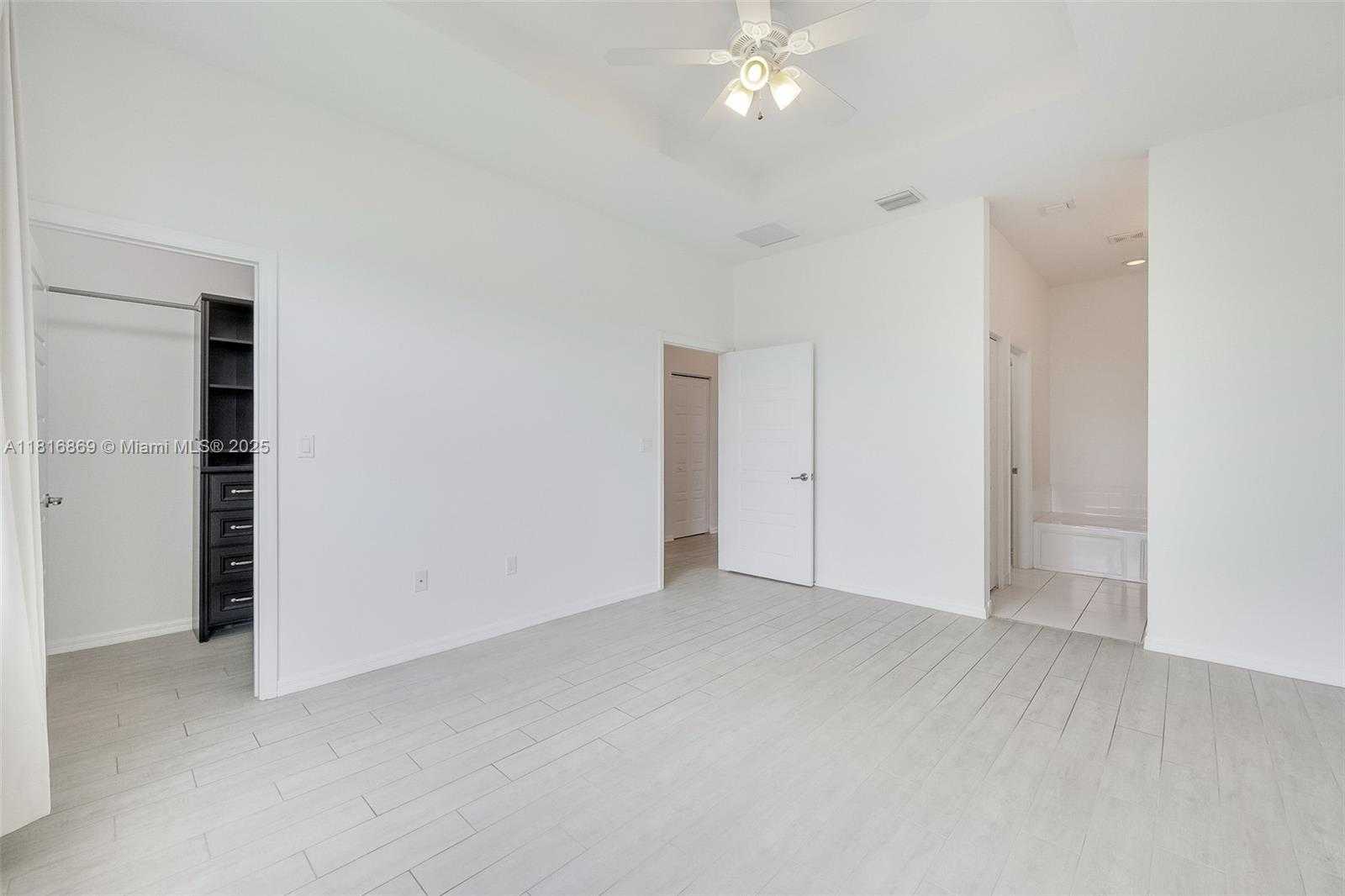 Small Image of 704 NORTH EAST 193RD ST, Miami Number 13