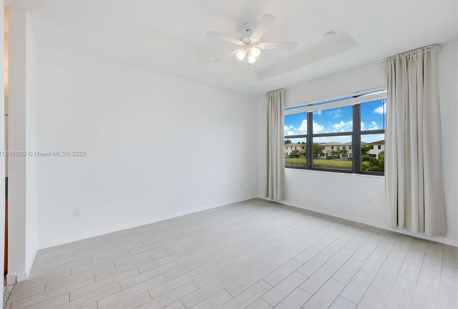 Small Image of 704 NORTH EAST 193RD ST, Miami Number 14