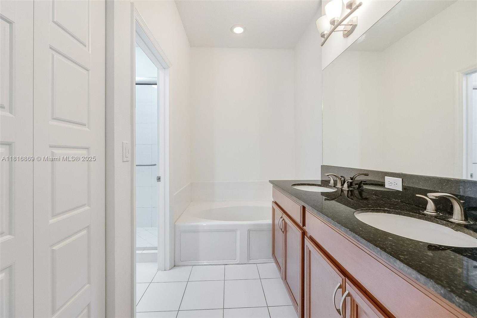 Small Image of 704 NORTH EAST 193RD ST, Miami Number 15