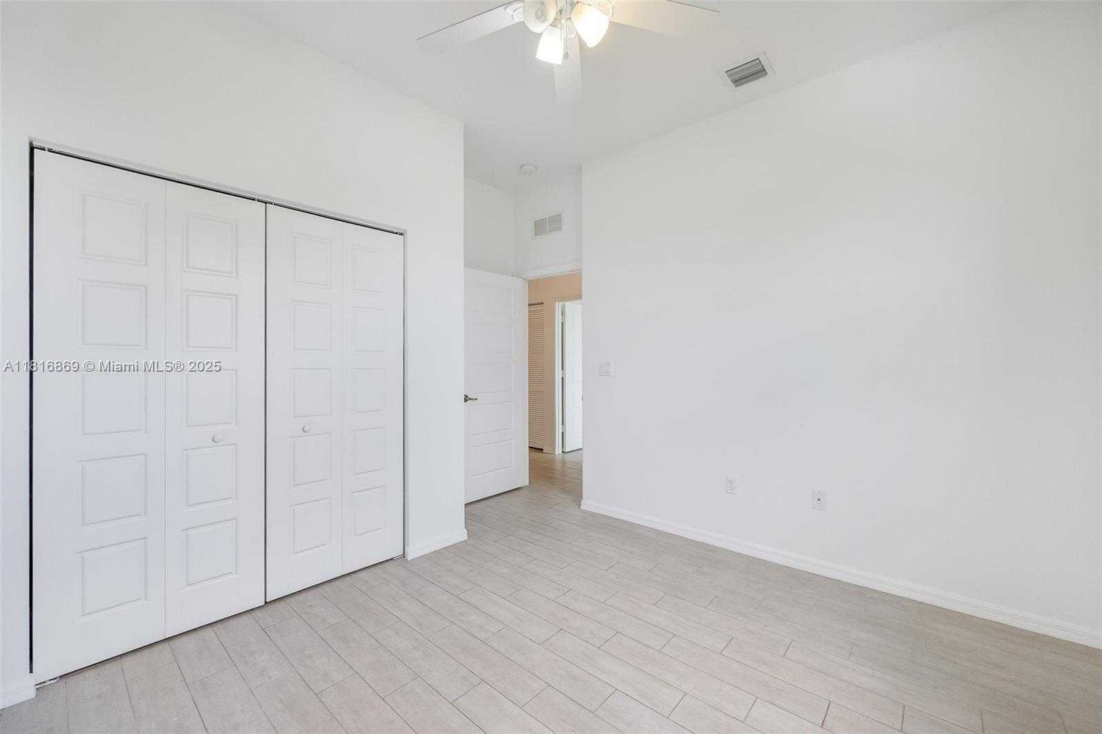 Small Image of 704 NORTH EAST 193RD ST, Miami Number 16