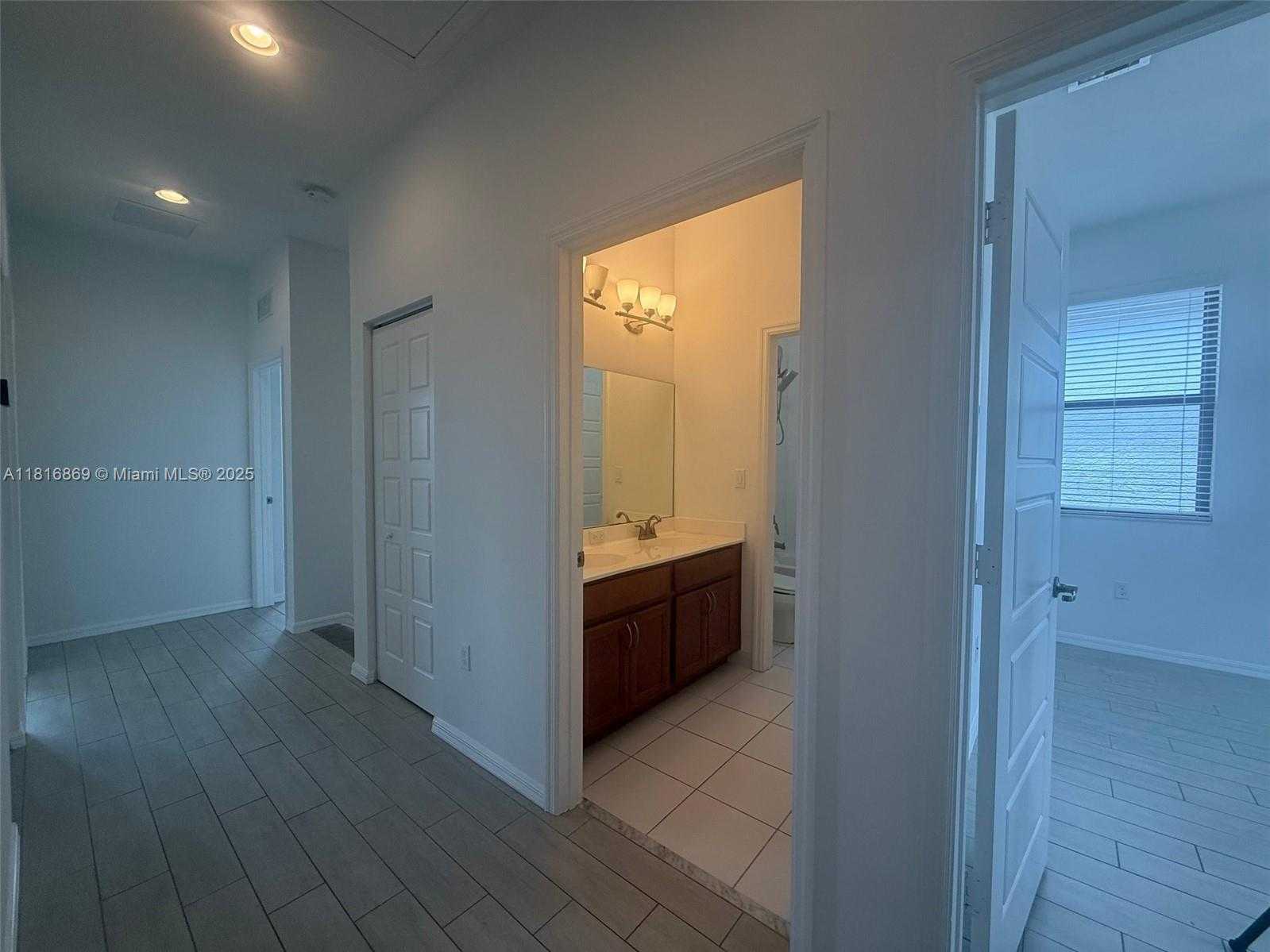 Small Image of 704 NORTH EAST 193RD ST, Miami Number 17