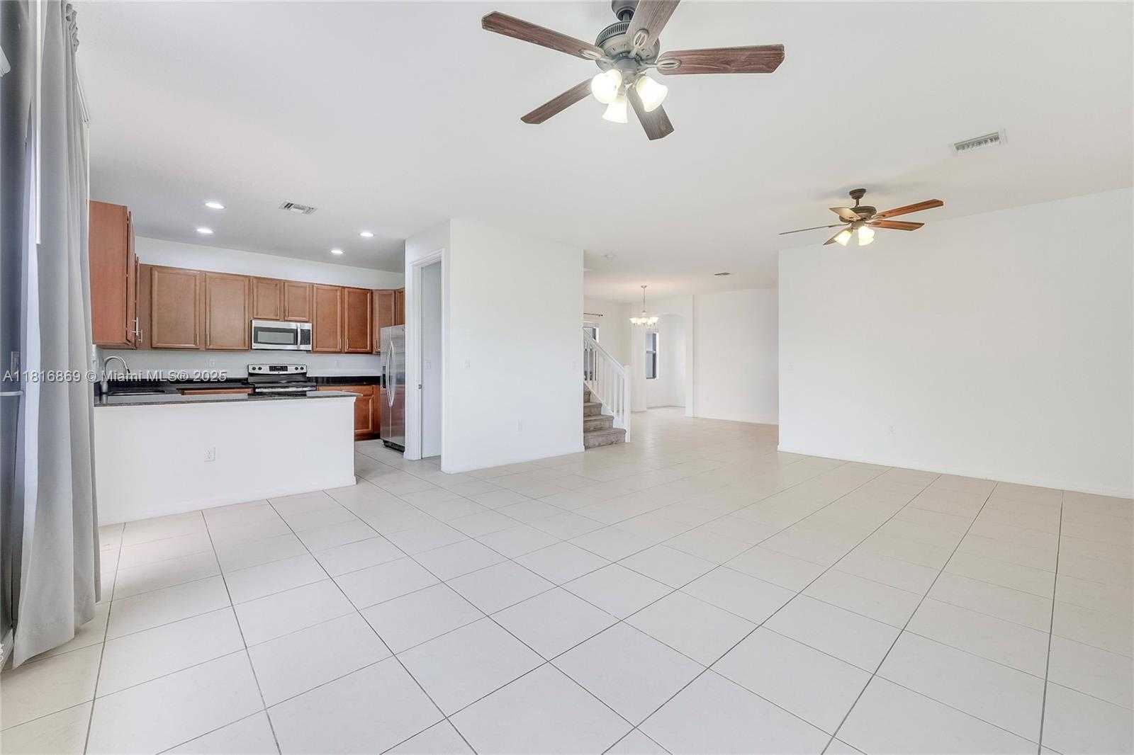 Small Image of 704 NORTH EAST 193RD ST, Miami Number 3