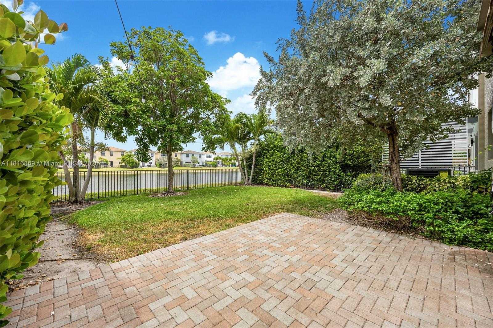 Small Image of 704 NORTH EAST 193RD ST, Miami Number 5