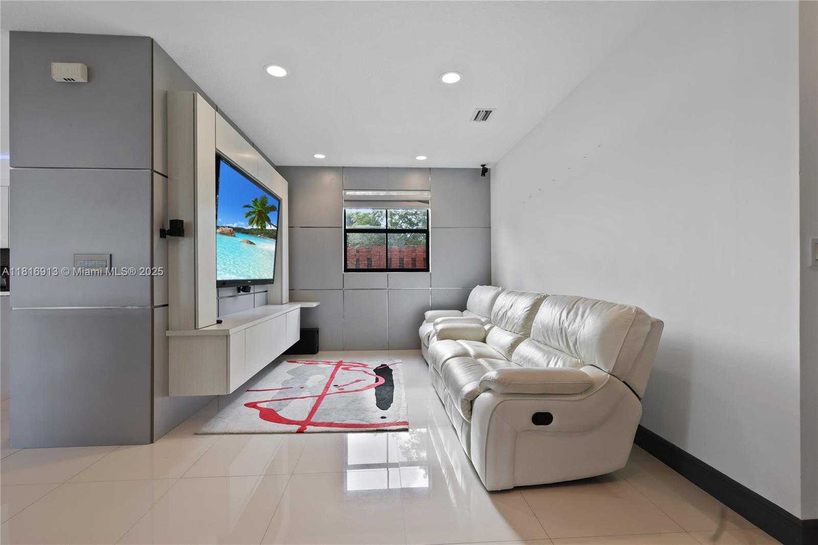 Small Image of 10040 NORTH WEST 10TH ST, Miami Number 4