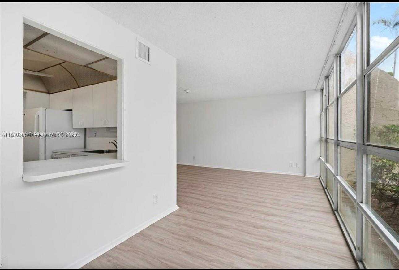 Small Image of 2001 ATLANTIC SHORES BLVD #109, Hallandale Beach Number 5