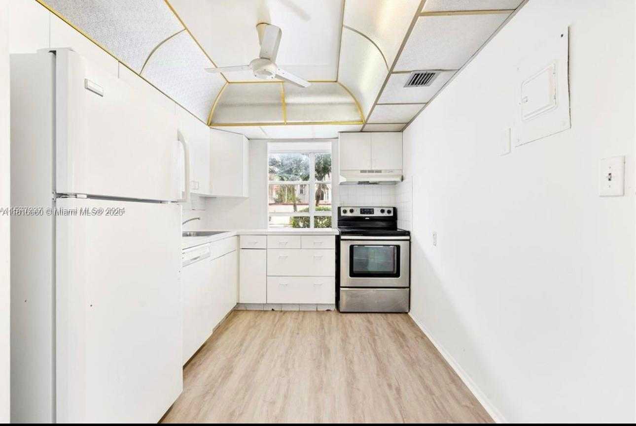 Small Image of 2001 ATLANTIC SHORES BLVD #109, Hallandale Beach Number 7