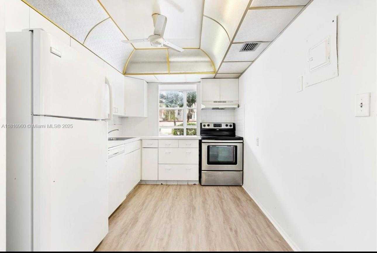 Small Image of 2001 ATLANTIC SHORES BLVD #109, Hallandale Beach Number 8