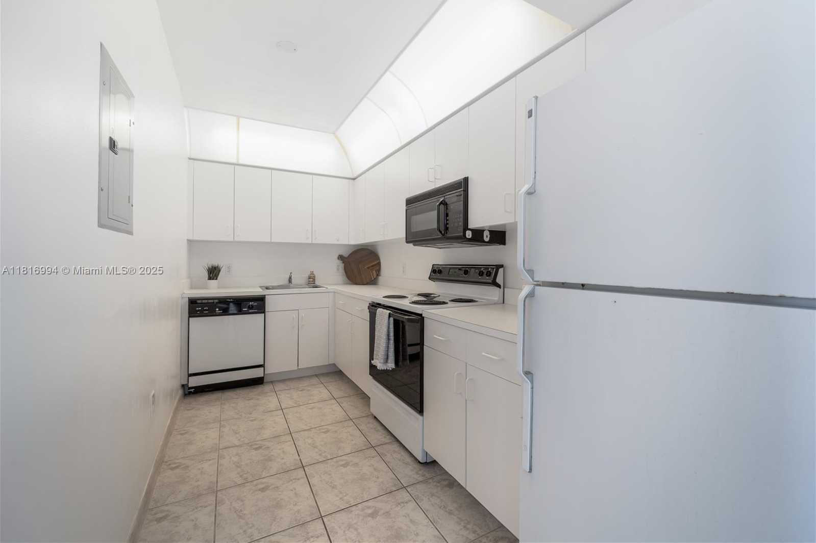 Small Image of 800 CLAUGHTON ISLAND DR #1103, Miami Number 24