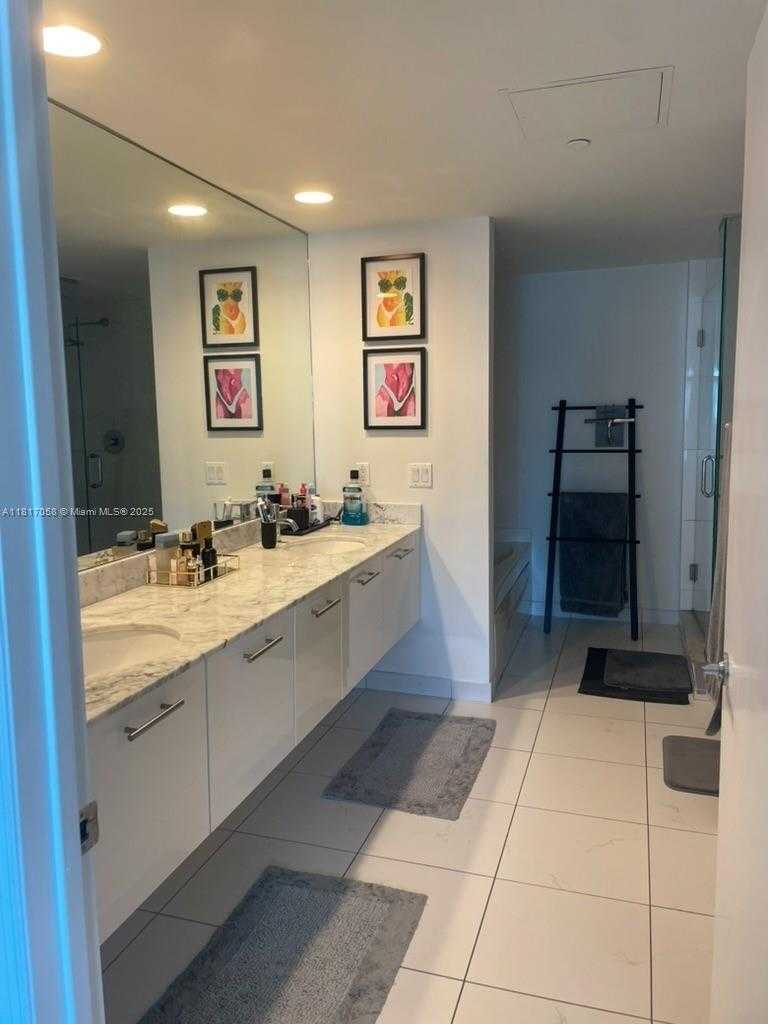 Small Image of 500 BRICKELL AVE #1705, Miami Number 4