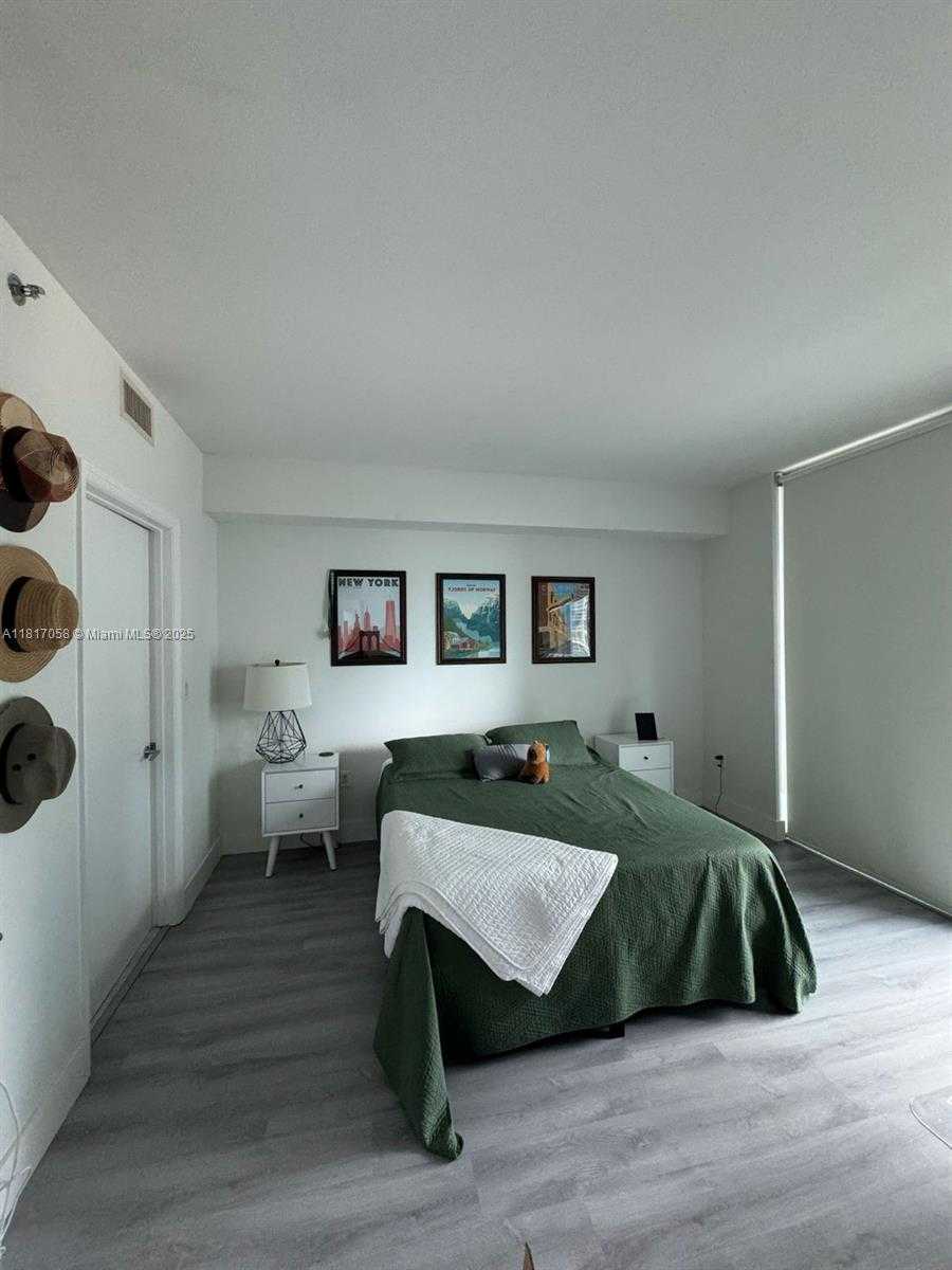 Small Image of 500 BRICKELL AVE #1705, Miami Number 7
