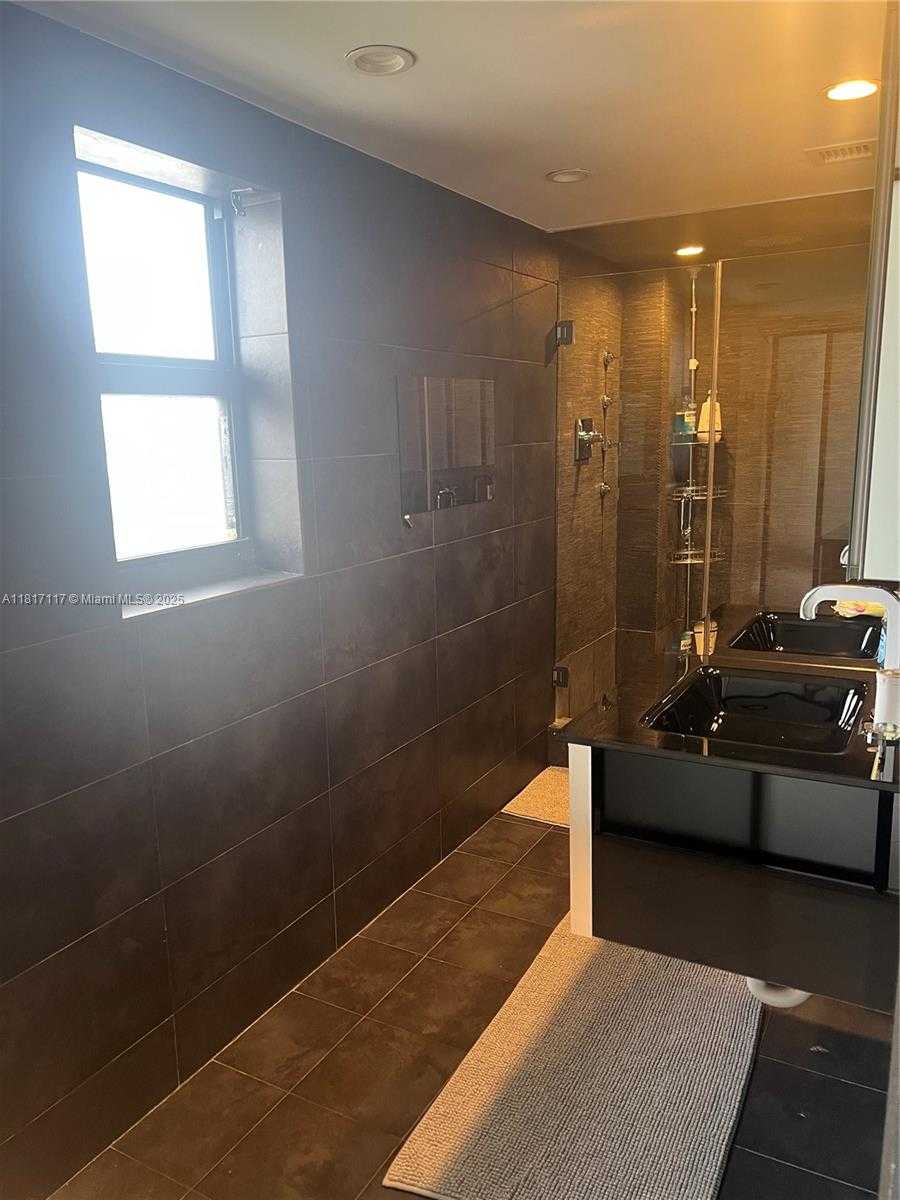 Small Image of 1800 COLLINS AVE #9D, Miami Beach Number 13