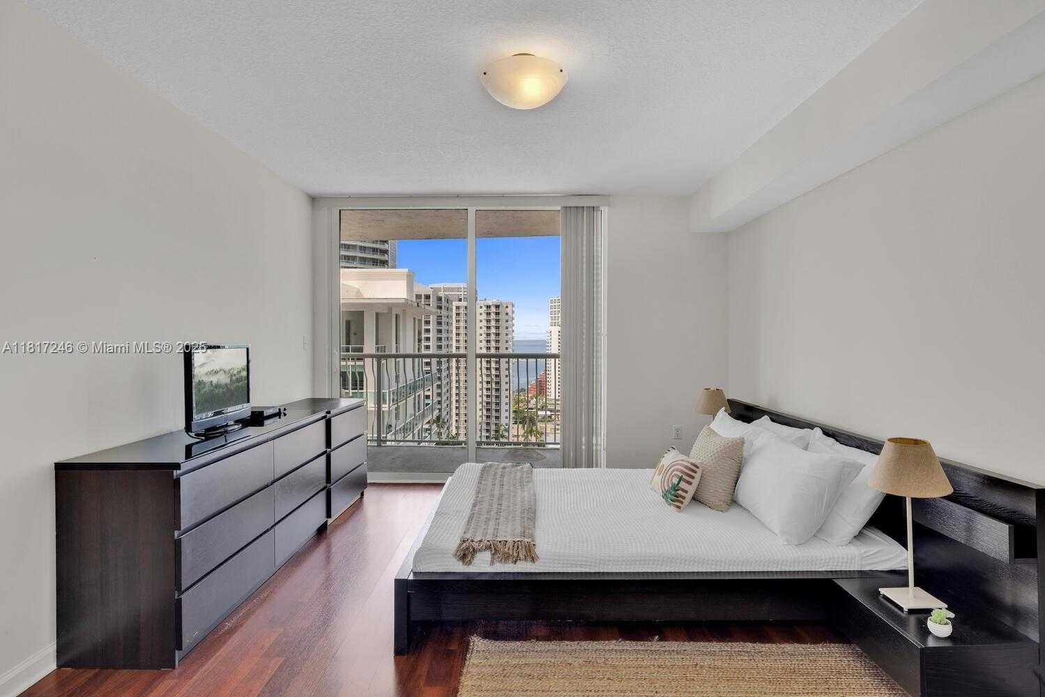 Small Image of 1200 BRICKELL BAY DR #2619, Miami Number 4
