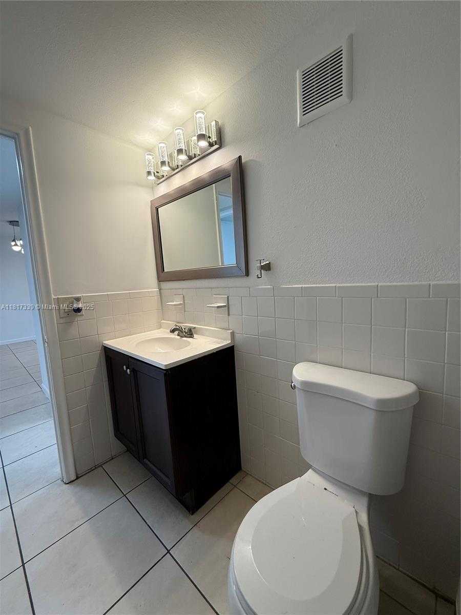 Small Image of 7700 CAMINO REAL #D402, Miami Number 9
