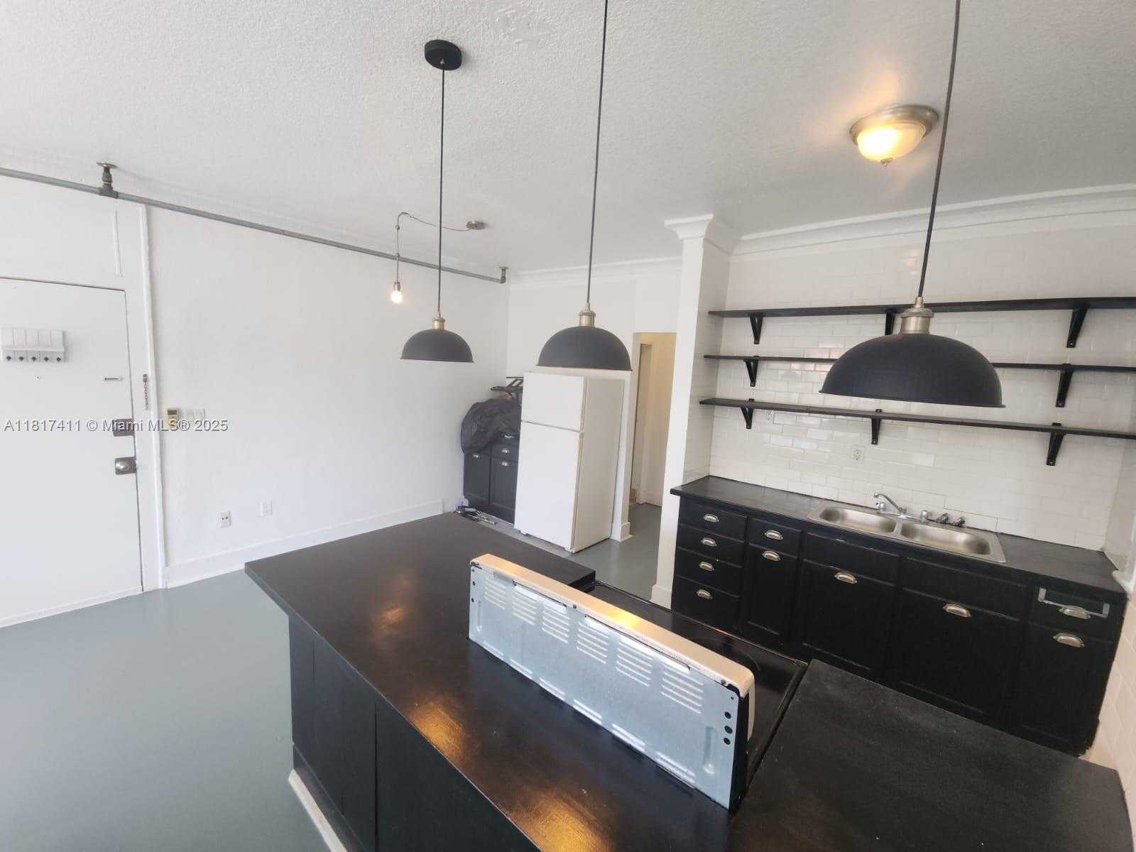 Small Image of 1611 MICHIGAN AVE #11, Miami Beach Number 2
