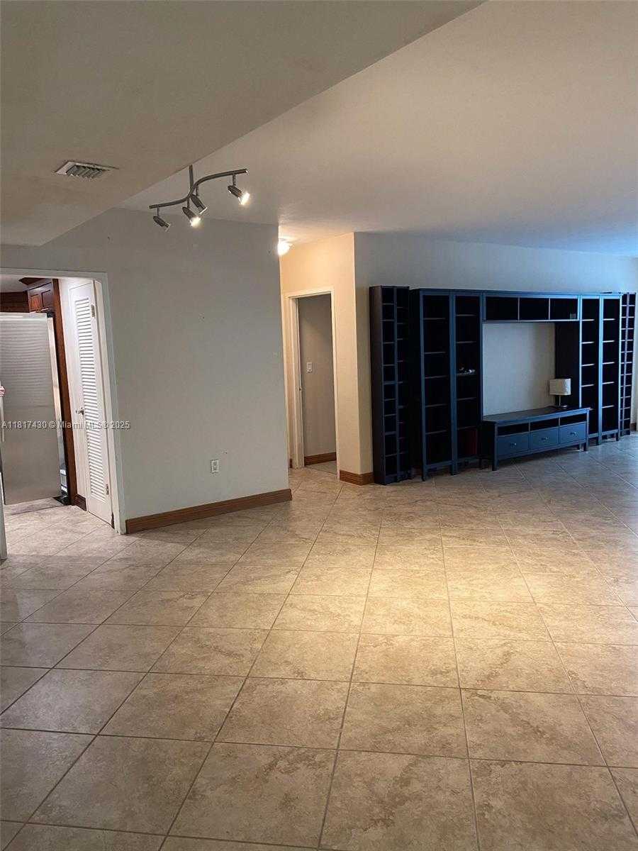 Small Image of 5825 COLLINS AVE #11H, Miami Beach Number 4