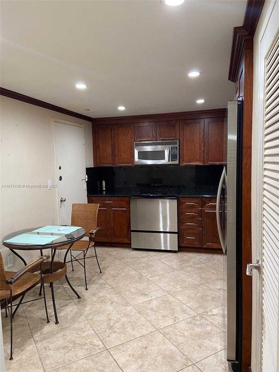 Small Image of 5825 COLLINS AVE #11H, Miami Beach Number 6