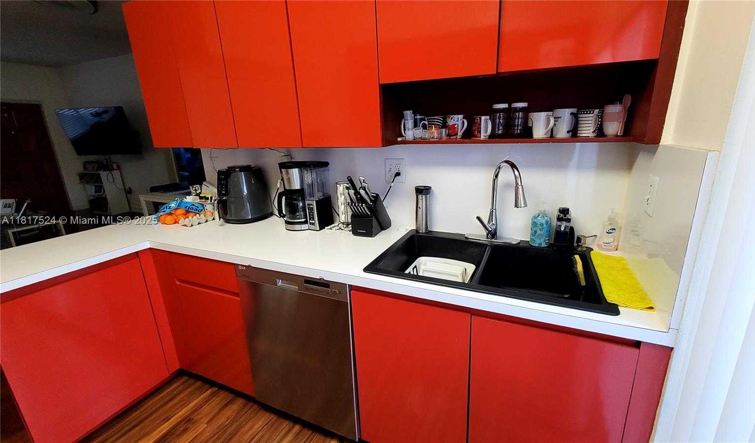 Small Image of 8017 LAKE DR #103, Doral Number 10