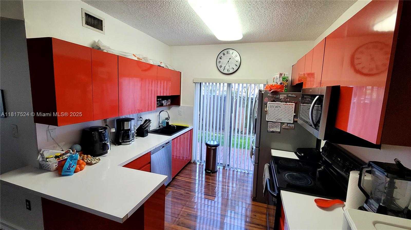 Small Image of 8017 LAKE DR #103, Doral Number 11